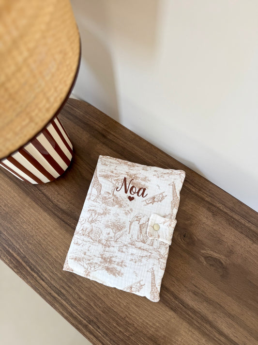 Protège carnet de santé personnalisé en double gaze de coton safari, cadeau naissance personnalisé