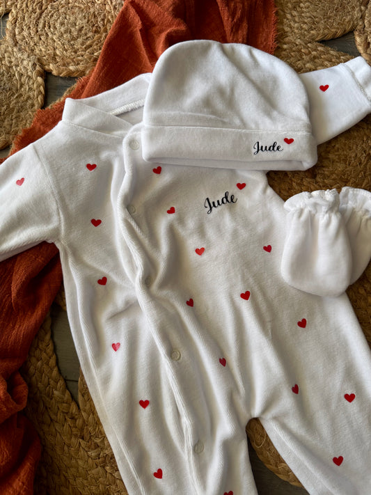 Tenue de naissance personnalisée bébé en velours 3 pièces - Pyjama + bonnet + moufles prénom petits cœurs - Cadeau naissance