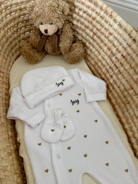 Tenue de naissance personnalisée bébé en velours 3 pièces - Pyjama + bonnet + moufles prénom petits cœurs - Cadeau naissance