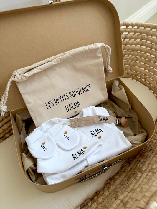 coffret naissance fille complet : pochon, pyjama, moufles, bonnet et attache sucette