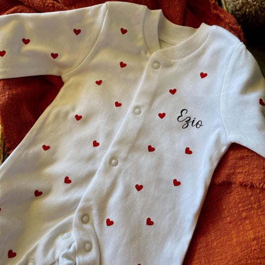 Tenue de naissance personnalisée bébé - Pyjama + bonnet prénom petits cœurs - Cadeau naissance fille ou garçon - Pyjama bébé personnalisé