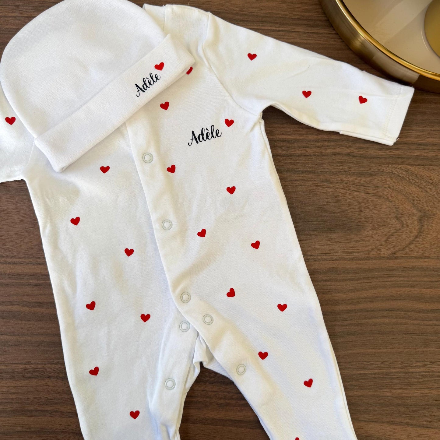 Tenue de naissance personnalisée bébé - Pyjama + bonnet prénom petits cœurs - Cadeau naissance fille ou garçon - Pyjama bébé personnalisé
