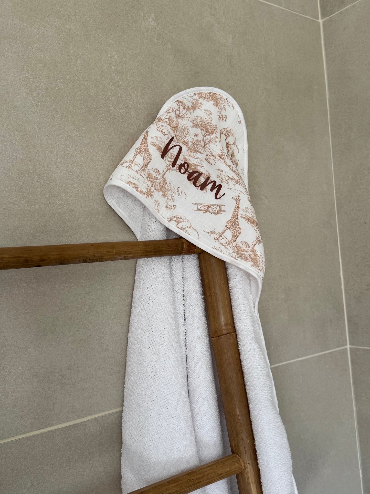 Cape de bain bébé personnalisée safari - Sortie de bain bébé en gaze de coton motif safari