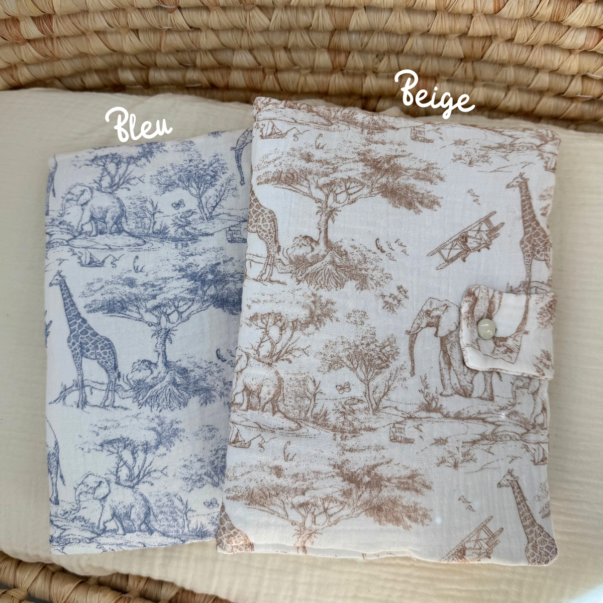 Protège carnet de santé personnalisé en double gaze de coton safari, cadeau naissance personnalisé