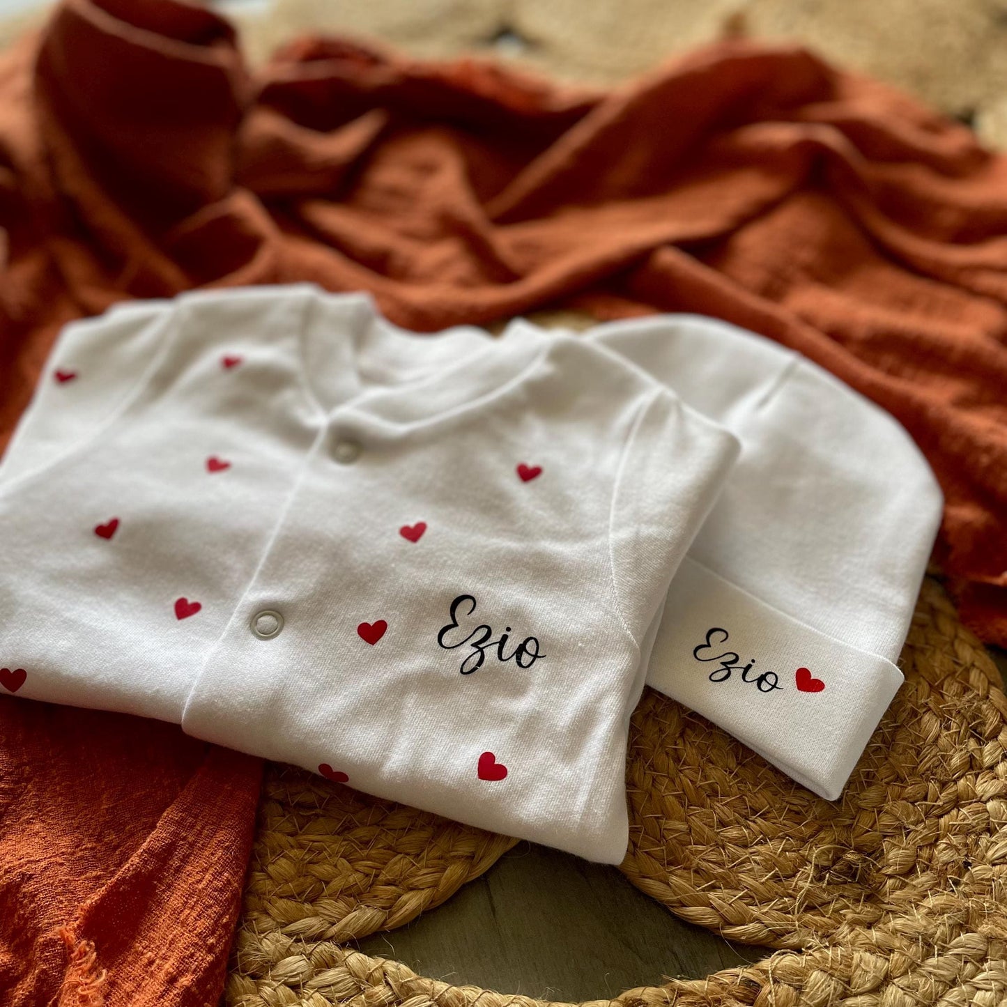 Tenue de naissance personnalisée bébé - Pyjama + bonnet prénom petits cœurs - Cadeau naissance fille ou garçon - Pyjama bébé personnalisé