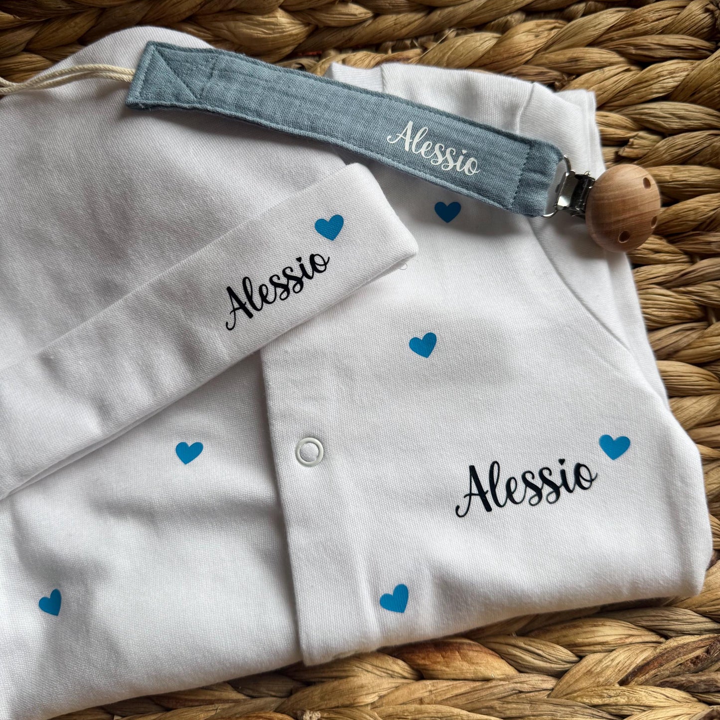 Tenue de naissance personnalisée bébé - Pyjama + bonnet prénom petits cœurs - Cadeau naissance fille ou garçon - Pyjama bébé personnalisé