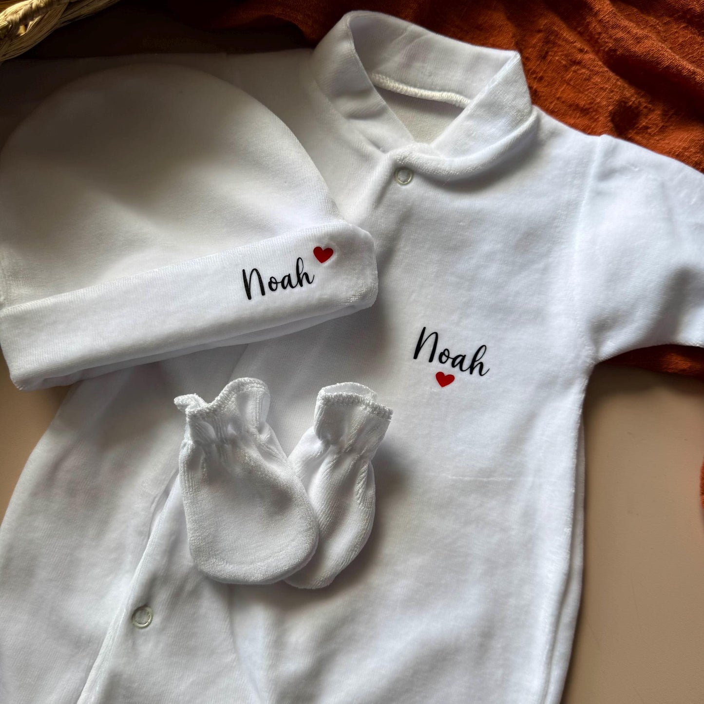 Tenue de naissance personnalisée bébé – Ensemble 3 pièces en velours – Pyjama naissance personnalisé, cadeau naissance