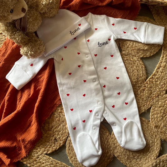 Tenue de naissance personnalisée bébé - Pyjama + bonnet prénom petits cœurs - Cadeau naissance fille ou garçon - Pyjama bébé personnalisé