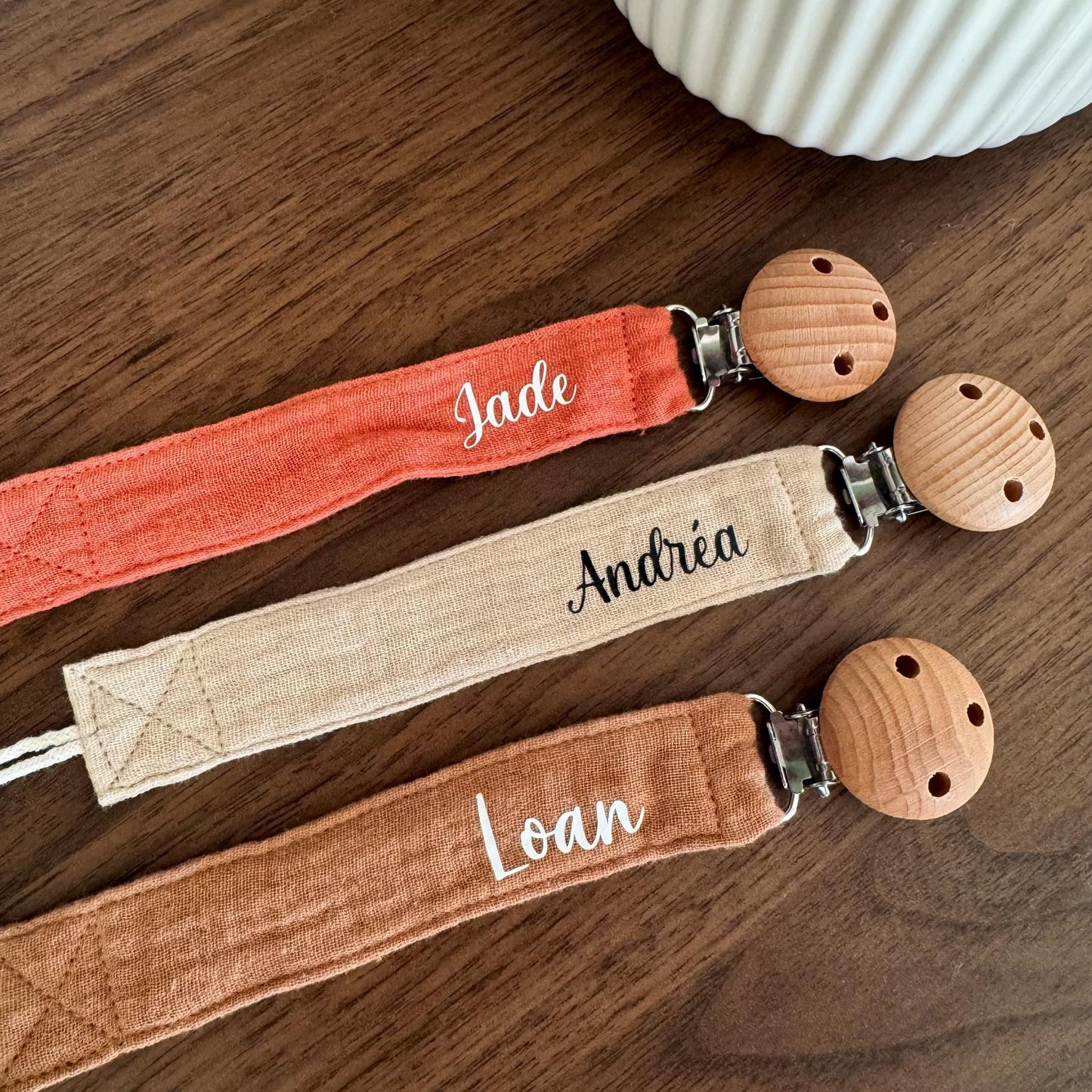 Attache tétine bébé personnalisée en gaze de coton - Cadeau naissance - Clip bois