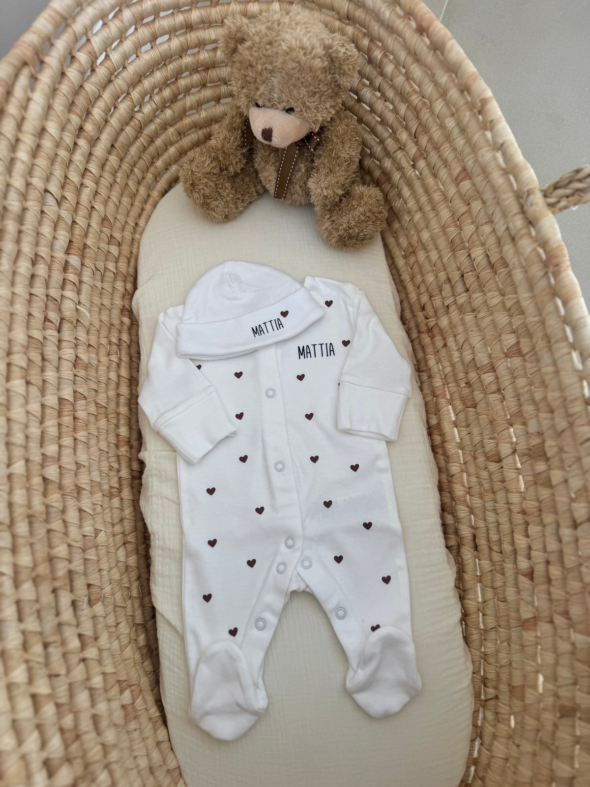 Tenue de naissance personnalisée bébé - Pyjama + bonnet prénom petits cœurs - Cadeau naissance fille ou garçon - Pyjama bébé personnalisé