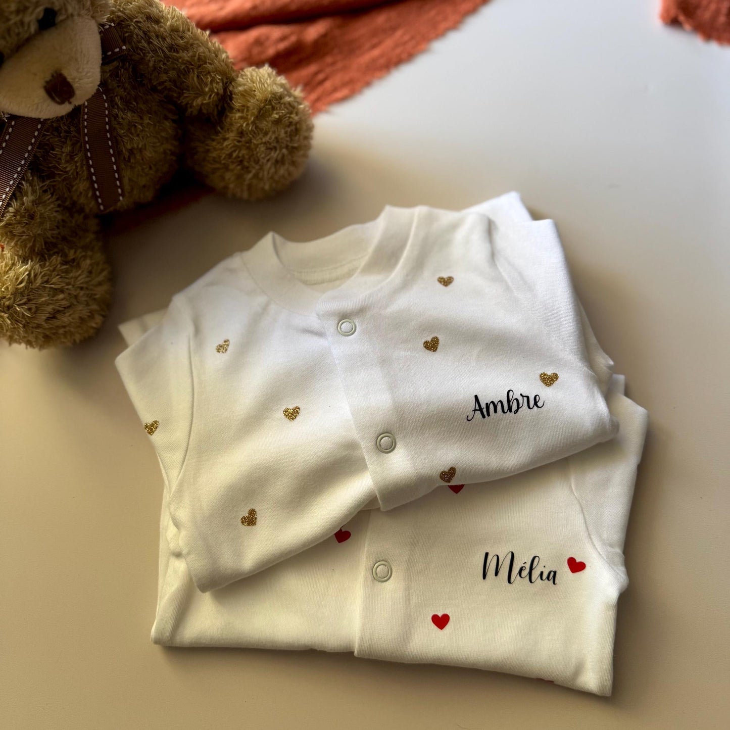 Tenue de naissance personnalisée bébé - Pyjama + bonnet prénom petits cœurs - Cadeau naissance fille ou garçon - Pyjama bébé personnalisé