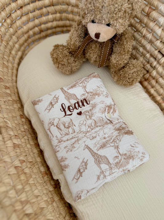 Protège carnet de santé personnalisé en double gaze de coton safari, cadeau naissance personnalisé