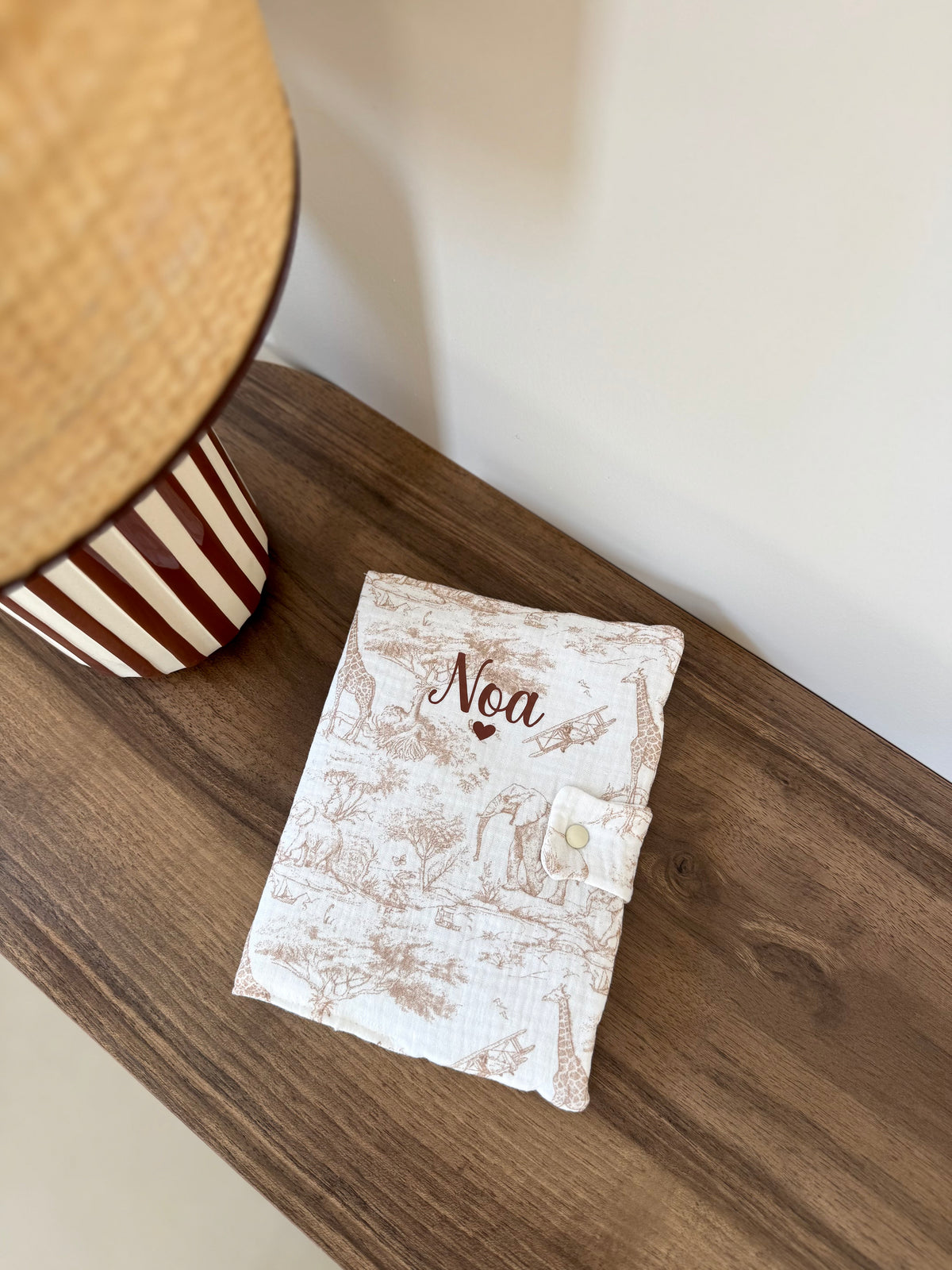 Protège carnet de santé personnalisé en double gaze de coton safari, cadeau naissance personnalisé
