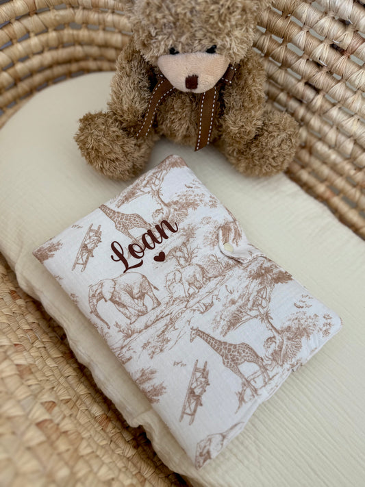 Protège carnet de santé personnalisé en double gaze de coton safari, cadeau naissance personnalisé