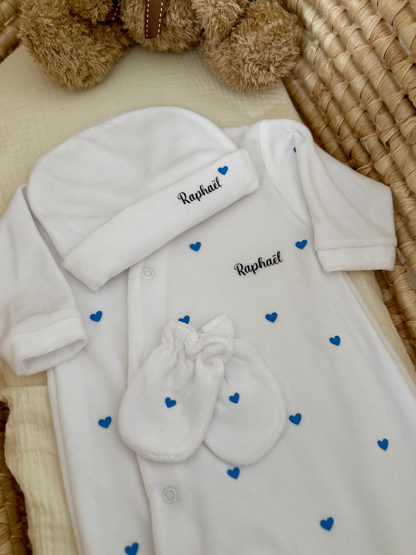 Tenue de naissance personnalisée bébé en velours 3 pièces  - Pyjama + bonnet + moufles prénom petits cœurs - Cadeau naissance