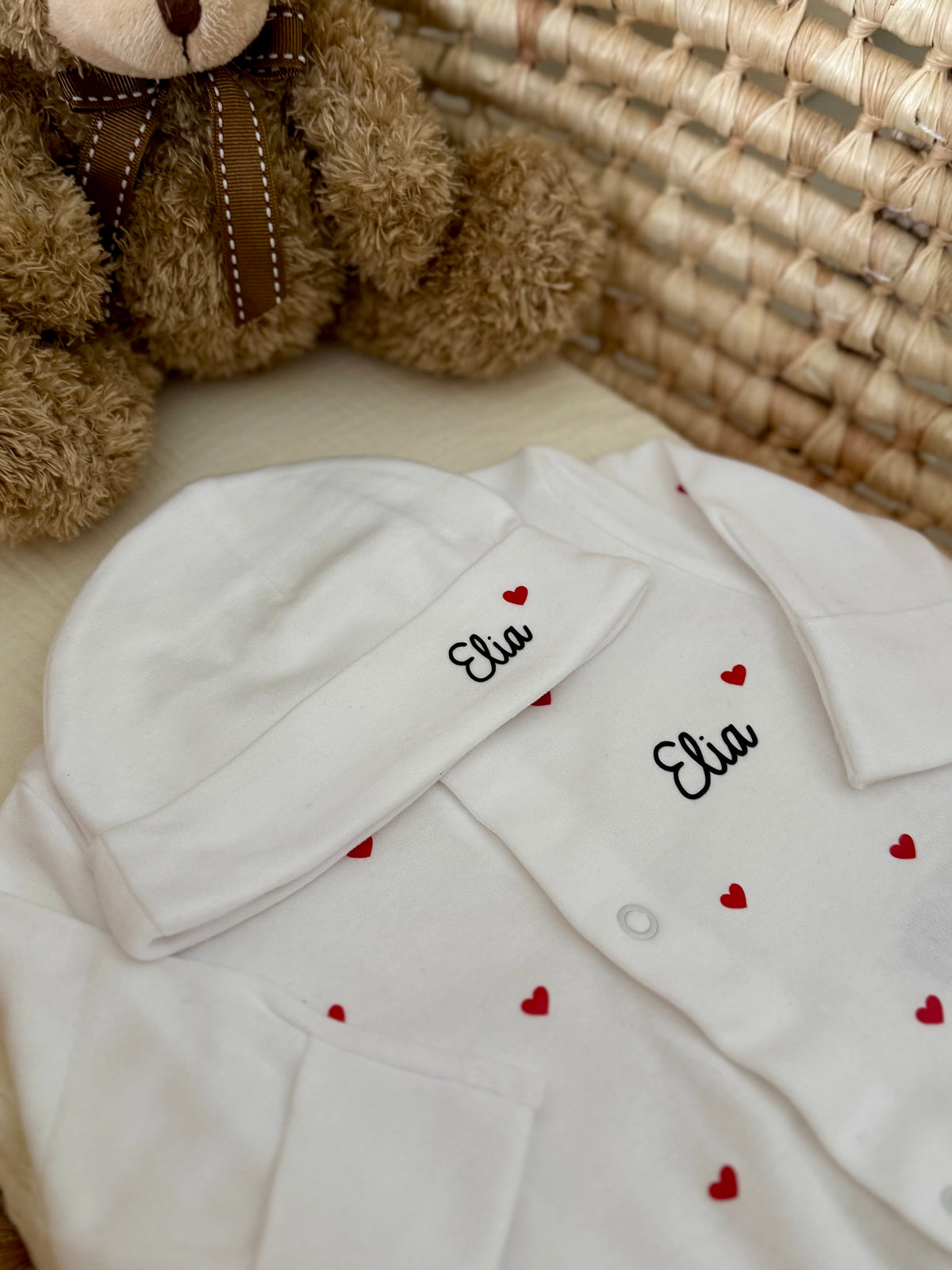 Tenue de naissance personnalisée bébé - Pyjama + bonnet prénom petits cœurs - Cadeau naissance fille ou garçon - Pyjama bébé personnalisé