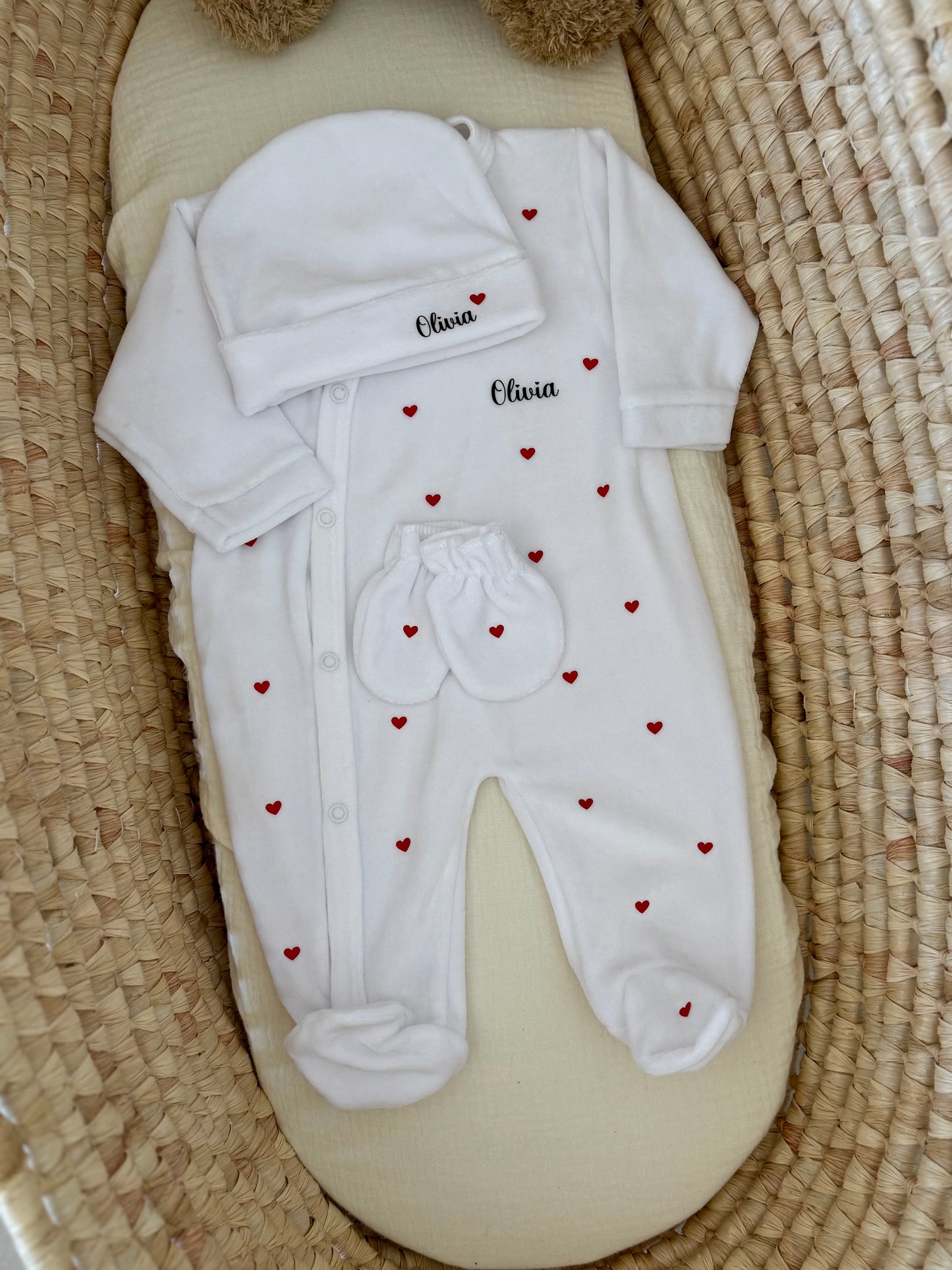 Tenue de naissance personnalisée bébé en velours 3 pièces  - Pyjama + bonnet + moufles prénom petits cœurs - Cadeau naissance