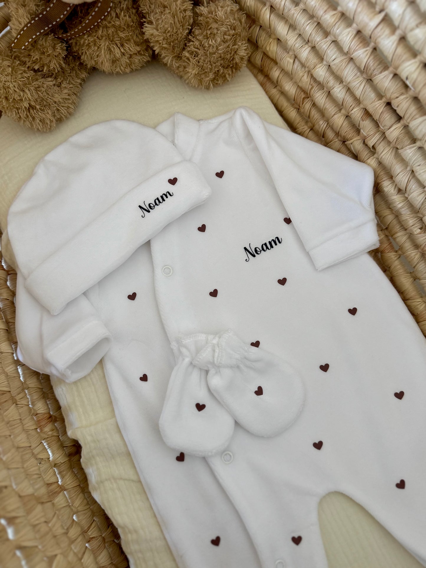 Tenue de naissance personnalisée bébé en velours 3 pièces  - Pyjama + bonnet + moufles prénom petits cœurs - Cadeau naissance
